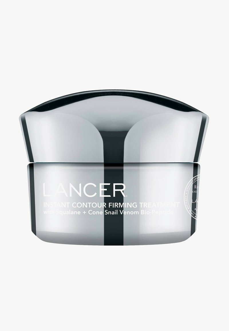Lancer Instant Contour Firming Treatment in een zilveren en zwarte pot. Heeft een gebogen deksel, een soepele textuur en opvallende branding aan de voorkant.