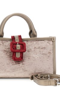 Beige handväska med strukturerad yta, med en accent i röd sammet och silverfärgad spänne. Inkluderar en avtagbar axelrem.
