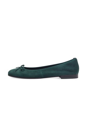 Ballerines en daim vert avec un bout arrondi et un petit nœud à l'avant. Semelle noire plate, texture lisse et design minimaliste.