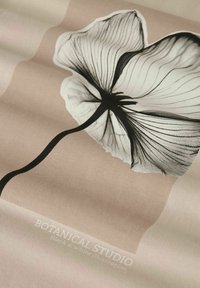 Tkanina z czarno-białą ilustracją botaniczną kwiatu na miękkim beżowym tle, z subtelną teksturą i detalami brandingowymi.