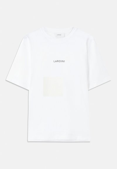 Tricou alb din bumbac, cu mânecă scurtă, având textul "LARDINI" deasupra unei zone pătrate goale în centrul tricoului.