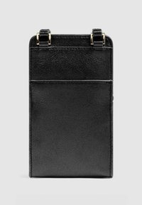 Tarjetero de cuero negro con textura suave. Cuenta con dos bolsillos exteriores y herrajes en tono dorado en la parte superior para sujeción.