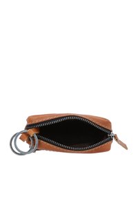 Hnědá kožená peněženka se zipovým uzávěrem, stříbrným kroužkem na klíče a černou podšívkou, která má plochý, obdélníkový design a viditelné švy.