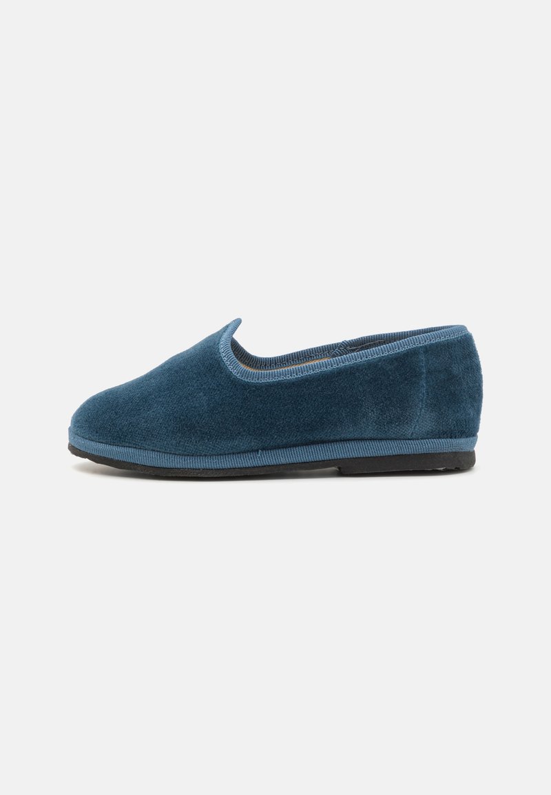 Blå fløyels slip-on sko med rund tå, myk tekstur, elastisk kant og gummisåle for grep.