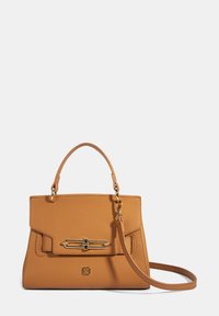 Hellbraune Lederhandtasche mit strukturiertem Design, zwei Griffen, abnehmbarem Schulterriemen, goldfarbenen Beschlägen und einer Vorderklappe mit Verschluss.