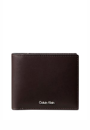 Mørkebrun læderbifoldpung med synlige syninger og lille sølv Calvin Klein-logo i nederste højre hjørne.
