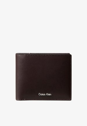 Ciemnobrązowy skórzany portfel dwudzielny z widocznymi przeszyciami i małym srebrnym logo Calvin Klein w dolnym prawym rogu.