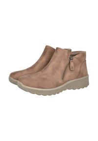 Par de botas de ante color canela hasta el tobillo con cremallera lateral y suelas de goma beige, diseñadas para uso casual.