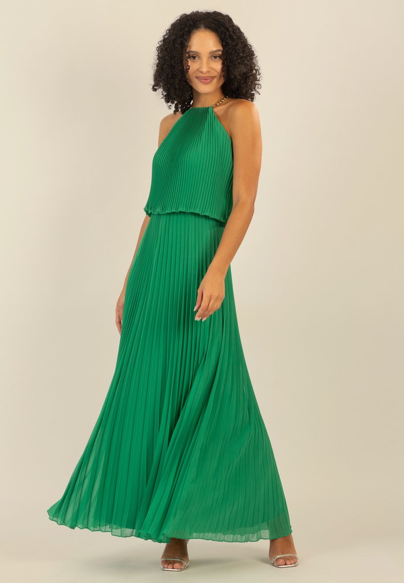 Grünes, plissiertes Maxikleid mit Halterneck-Design. Leichter Stoff, fließende Silhouette und subtiler Glanz durch die Textur.