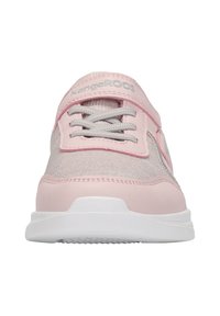 Helle rosa Sportschuhe mit einem texturierten Mesh-Obermaterial, synthetischen Akzenten und einer weißen Sohle. Verfügt über einen Klettverschluss und eine detaillierte Naht.