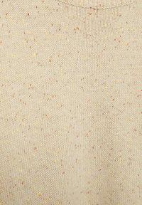 Pulover tricotat bej cu stropi de galben și maro. Prezintă un guler ribat și o finisare moale, texturată.