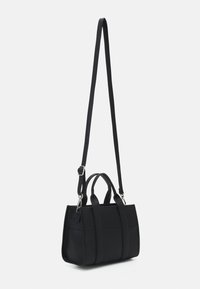 Sac à bandoulière noir avec deux anses supérieures et une longue bandoulière amovible. Matière texturée, forme rectangulaire, avec coutures latérales et une étiquette.