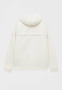 Vit huva jacka med enkel design, elastiska ärmslut och en ryggsöm. Tyget verkar slätt och lätt.