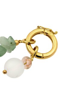 Metallspänne i guldfärg med gröna stenpärlor, frostade vita och rosa glaccents, cirkulär form, slät yta och polerad finish.