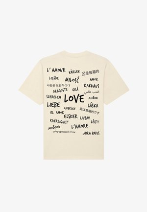 T-shirt en coton beige avec différentes langues du mot "amour" en texte noir. Comprend un grand "AMOUR" central et des accents supplémentaires.