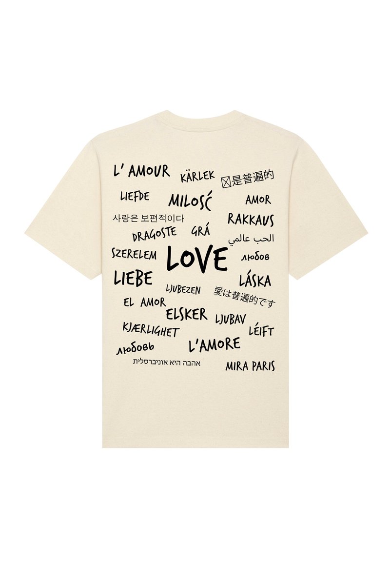 Beige katoenen T-shirt met verschillende talen voor "liefde" in zwarte tekst. Bevat een groot centraal "LOVE" en aanvullende accenten.