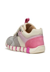 Baskets colorées pour enfants avec des panneaux rose, gris et crème, bande Velcro, détails en suede texturé et semelle en caoutchouc rayée pour l'adhérence.