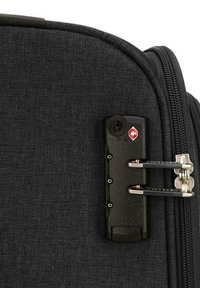 Coin de valise en tissu noir avec un cadenas homologué par la TSA de couleur noire portant un logo rouge, fermeture éclair argentée et surface texturée. Design compact avec des lignes épurées.