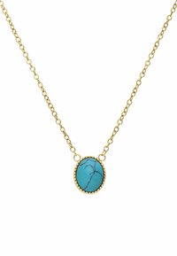 Gouden ketting met een ovale turquoise hanger met zwarte aders, gezet in een gestructureerde gouden bezel. De ketting heeft ronde schakels.