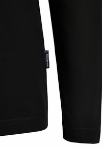 Schwarzes langärmliges Shirt aus strukturiertem Stoff, mit einem seitlichen Etikett mit "HECHTER"-Markierung. Figurbetonter Schnitt mit rundem Ausschnitt.