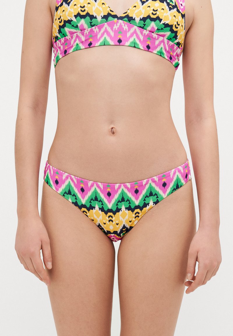 Multifarvet bikini sæt med en mønstret top med V-udskæring og matchende lavtaljede bund, der fremhæver livlige pink, grønne og gule nuancer.