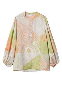 Blusa de manga larga, con botones, en colores pastel (durazno, verde, blanco) con patrón de paisley. Cuenta con mangas fruncidas y un corte relajado.