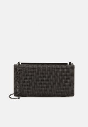 Schwarze rechteckige Clutch mit feiner Mesh-Textur und einem dünnen Kettenriemen vor weißem Hintergrund.