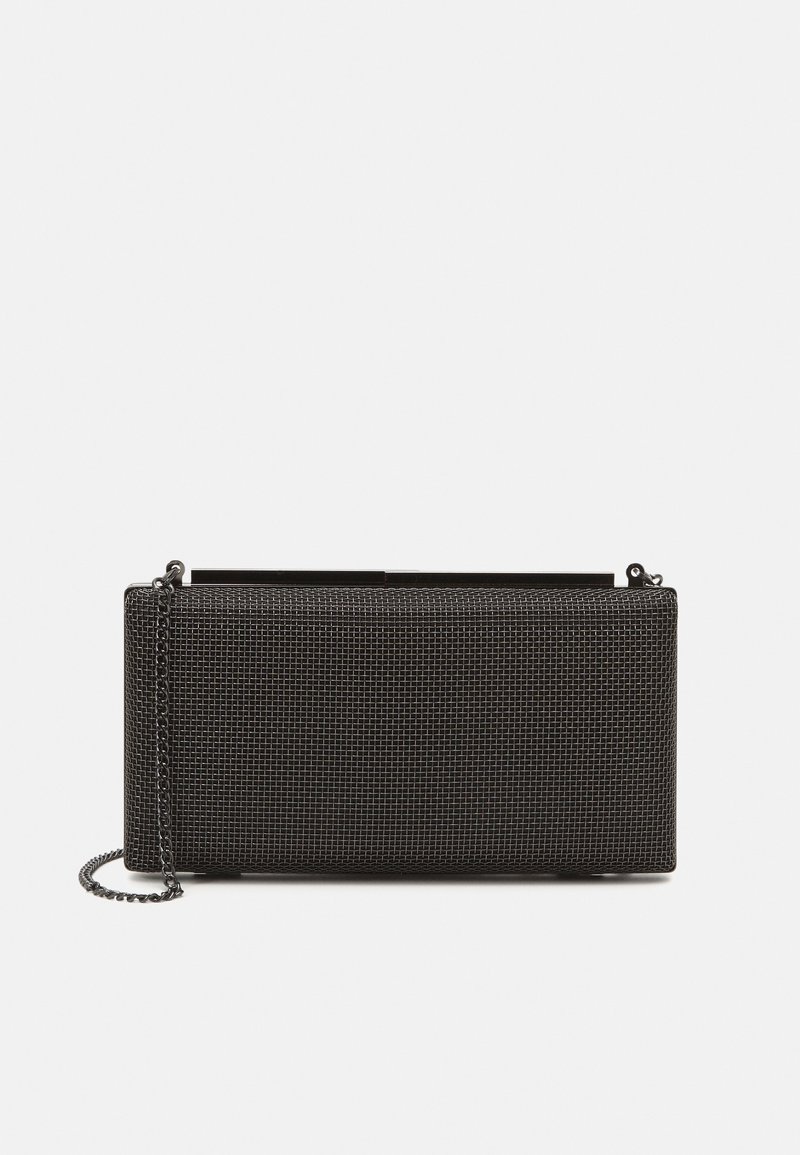 Pochette rectangulaire noire avec texture en maille fine et une fine bandoulière en chaîne sur fond blanc.