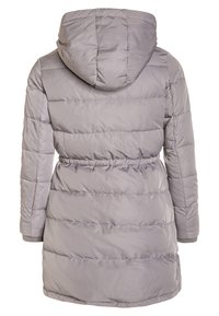 Grå vadderad jacka med huva, med insvängd midja, vertikal sömnad och ribbade ärmar. Slät textur och knälång design.