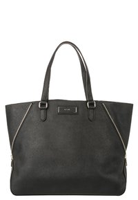 Sac cabas en cuir noir avec doubles anses, deux fermetures éclair argentées diagonales sur les côtés avant, et une petite étiquette de marque rectangulaire au centre.