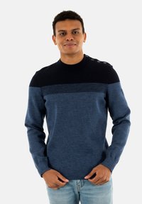 Maglione blu navy con una striscia orizzontale blu chiaro, texture a coste, collo rotondo e dettaglio con tre bottoni sulla spalla.