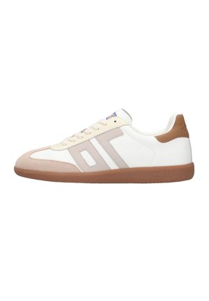 Witte sneaker met beige suède neus, lichtbruine zool en tan hielpatch, met beige geometrisch zijontwerp en witte veters.