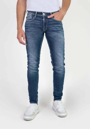 Jeans skinny blu scuri realizzati in denim con una finitura sfumata. Presentano un classico design a cinque tasche e un piccolo logo sul retro.