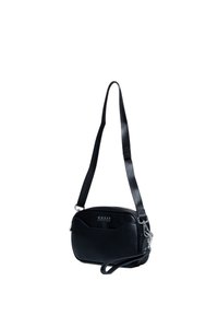 Borsa a tracolla in pelle nera con una texture liscia, dotata di chiusura con zip, hardware in argento e tracolla regolabile. Logo sulla parte anteriore.