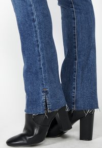 Koroshi Pieguloša piegriezuma džinsi - azul med medium blue