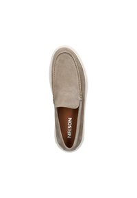 Grijze suède instapschoen met een ronde neus, elastische zijkanten en een witte rubberen zool. De binnenzool heeft een lichtbruine logo.