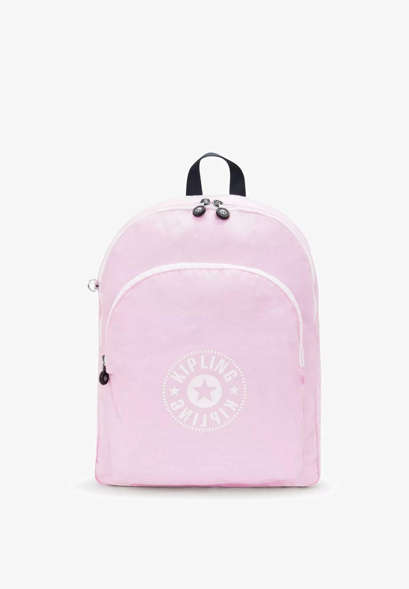 Lichtroze rugzak van zacht stof, met twee ritscompartimenten en een rond logo aan de voorkant. Zwarte accenten op de banden.