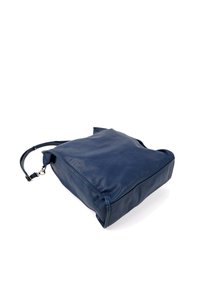 Sac à bandoulière en cuir bleu marine avec sangle réglable, forme rectangulaire et détails de couture minimaux, posé à plat sur fond blanc.
