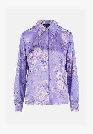Levendula színű, hosszú ujjú blúz gombos mandzsettákkal, fehér, rózsaszín és lila virágokkal, valamint zöld levelekkel díszített virágmintával.