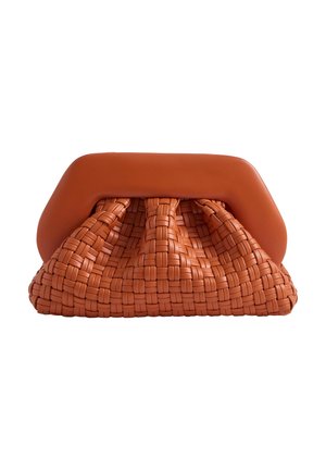 Braune gewebte Lederclutch mit großem, glattem Lederrahmen und gerafftem Design auf weißem Hintergrund.