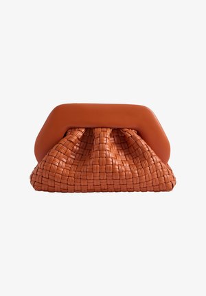 Bruine geweven leren clutchtas met groot, glad leren frame en geplooid ontwerp op witte achtergrond.