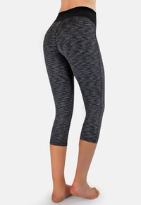 Schwarz-graue melierte Capri-Leggings mit einem breiten Bund und glatter Textur, die eine enganliegende Passform bieten und die Form der Beine betonen.