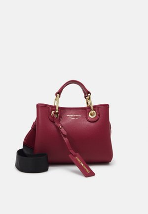 Sac à main en cuir bordeaux avec ferrures dorées, logo Emporio Armani, poignées supérieures, bandoulière amovible et étiquette suspendue de marque.