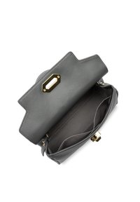 Borsa a mano in pelle grigia con una parte superiore strutturata, dettagli in metallo dorato e un interno aperto che mostra un rivestimento morbido e senza scomparti.