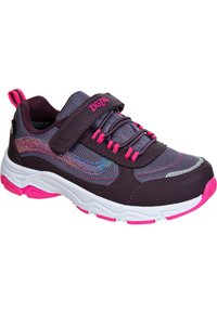 Lilla atletik sko med pink accenter, mesh-overdel og velcro-strop. Har hvid sål med pink højdepunkter og dekorativt mønster på siden.