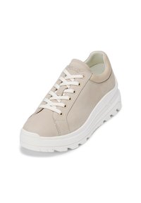 Baskets beige clair avec semelle épaisse en caoutchouc blanc et lacets blancs, coupe basse et détails cousus sur les côtés et la zone des orteils.