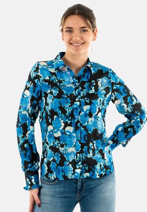 Blouse à motif floral bleu sur un fond noir, dotée d'un devant boutonné, d'un col et de manches longues avec des poignets boutonnés.