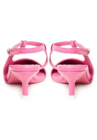 Sandali con tacco alto rosa a finitura lucida, design con schiena aperta e sottile cinturino alla caviglia con fibbia. Altezza del tacco con dettaglio bianco sulla punta.