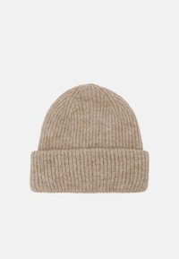 Bonnet en tricot côtelé marron fabriqué en laine douce, avec un revers replié et un sommet sans couture, présentant un motif texturé subtil.