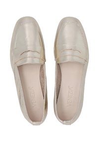 Metallic zilveren loafers met een gladde textuur, vierkante neusontwerp en decoratieve stiksels. Zacht voetbed met een platte, minimalistische silhouet.